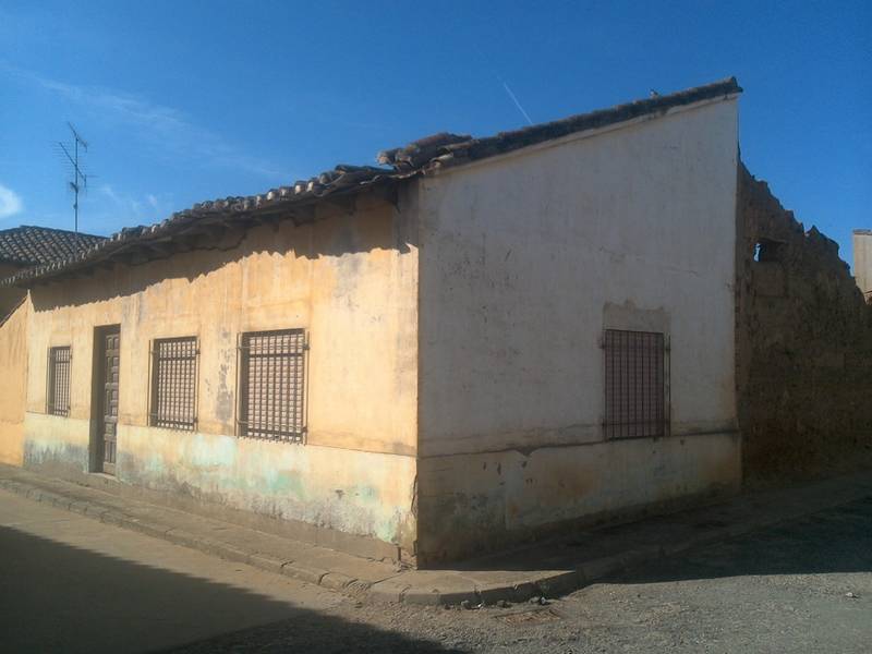 URBANA: VIVIENDA, en mal estado, en la Calle Afueras número 39, en el término municipal de Gordoncillo. Derechos del deudor: 100,00% de la propiedad. No figura inscrita en el Registro de la Propiedad que le corresponde. Referencia catastral: 159201UM