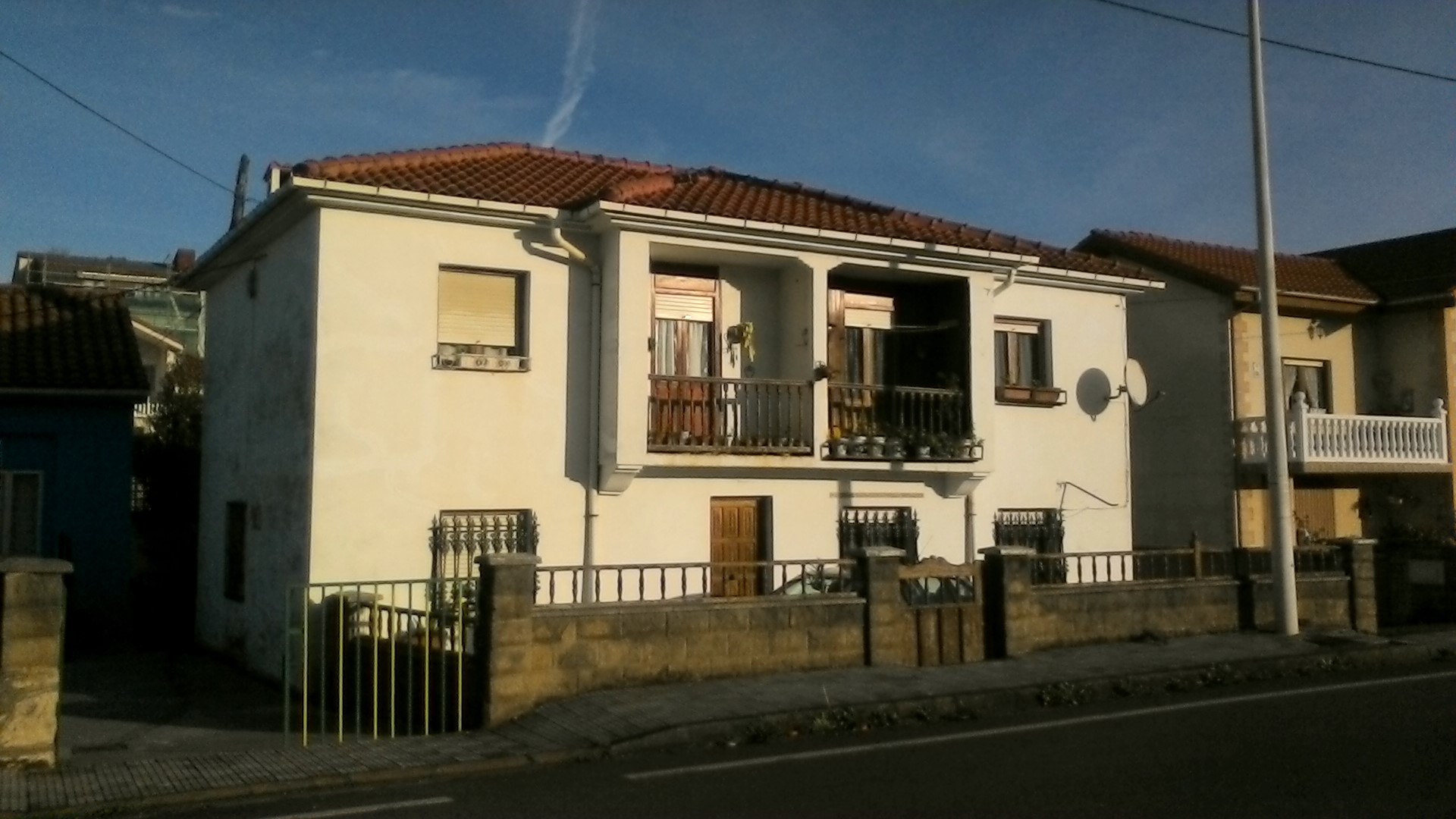 Finca 9992 Registro de la Propiedad nº 2 de Santander, inscrita en Libro 102 del Ayuntamiento de Villaescusa, folio 76. URBANA. UNA VIVIENDA en el pueblo de Liaño, termino municipal de Villaescusa, señalada según el catastro con el número 109 del Bar