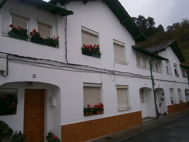 50% del PLENO DOMINIO de la URBANA: PREDIO Nº 12, DEL BLOQUE O EDIFICIO SEÑALADO CON EL Nº 5, LETRA E) . Vivienda unifamiliar, compuesta de planta baja y piso, comunicados entre sí, por escalera interior. Le corresponde el nº 60 de orden de población