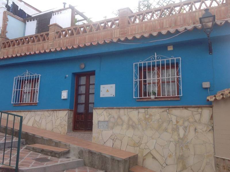 VIVIENDA SITUADA EN LA CALLE CERCADILLO SANTA MARÍA, NÚMERO 12, DE VÉLEZ MÁLAGA. QUE OCUPA UNA SUPERFICIE DE SOLAR DE 140 METRO Y CONSTRUIDA DE 104 METROS, EN UNA SOLA PLANTA.