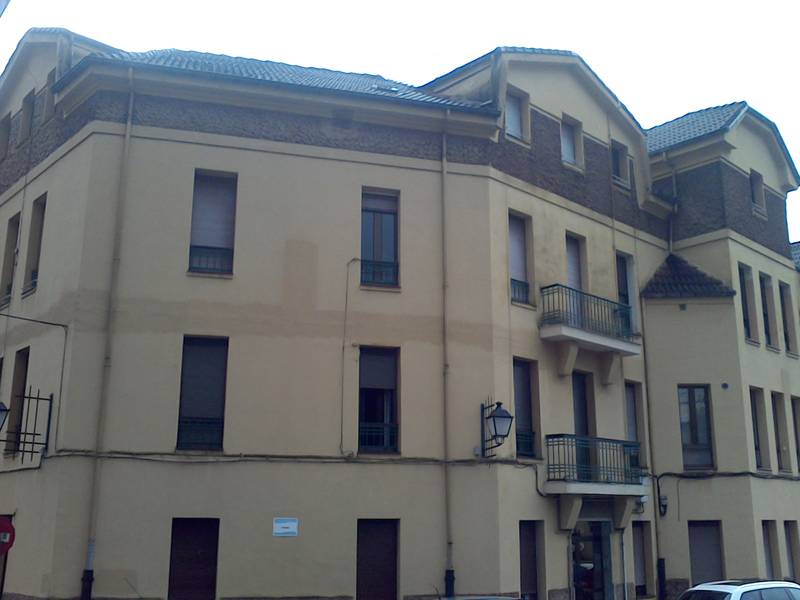 Finca nº 47968, inscrita en Registro Propiedad Pola Laviana, al tomo 1834, libro 918 y folio 187.URBANA. NÚMERO TRECE. Vivienda derecha, sita en la planta cuarta o bohardilla y a la que se accede por medio del portal y caja de escalera número UNO de 