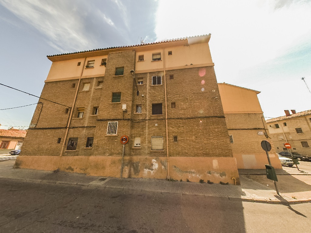 Finca número 52322, inscrita en el Registro de la Prpopiedad nº 10 de Zaragoza , tiene según el Registro la siguiente descripción: URBANA. NÚMERO TRES. Vivienda derecha en la planta primera, de cuarenta y tres metros cincuenta decímetros cuadrados. C