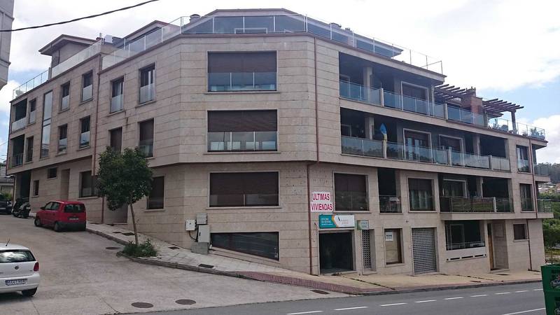 DESCRIPCIÓN DE LA FINCA.-URBANA.-FINCA NÚMERO TREINTA Y TRES.-PORTAL UNO.-PISO PRIMERO LETRA A.-Vivienda en planta baja con acceso por escaleras y ascensor desde el portaluno con frente a la calle sita al Norte del edificio sito en el Lugar deSoage, 