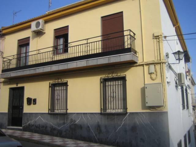 URBANA: Nuda propiedad de una sexta parte indivisa una tercera de una mitad indivisa y el pleno dominio de una sexta parte indivisa de dos terceras partes indivisa de una mitad indivisa, con carácter privativo, de la finca 34683 de Priego de Córdoba,