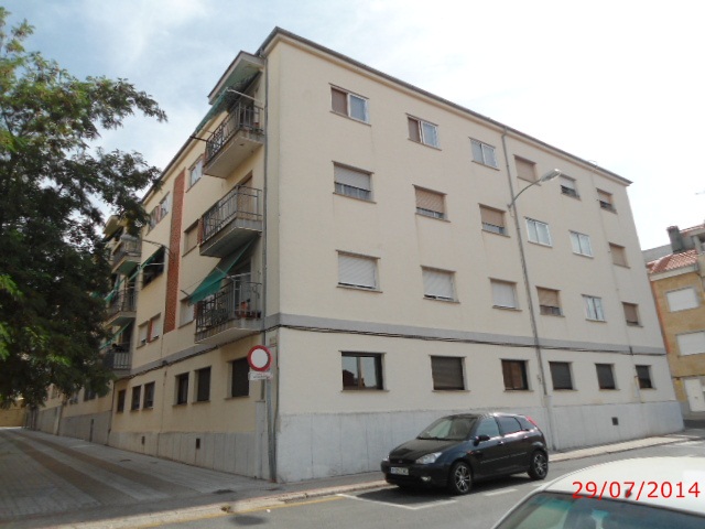 VIVIENDA situado a la izquierda en el desembarque de la escalera y señalado con la LETRA B, de la TERCERA PLANTA DEL BLOQUE I, edificio sito en esta ciudad, con entrada por la calle Primera del Barrio Blanco de los Pizarrales, actualmente denominada 