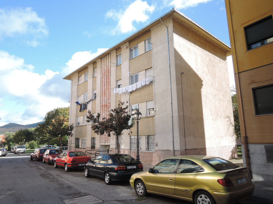 URBANA. -VIVIENDA PLANTA BAJA DERECHA, TIPO B. Está situada en la planta baja del inmueble. Tiene su acceso por el portal número 8 de un Bloque de Viviendas Señalado con la letra E, sito en “Colonia Esperanza” en San Ildefonso. Se destina a vivienda 