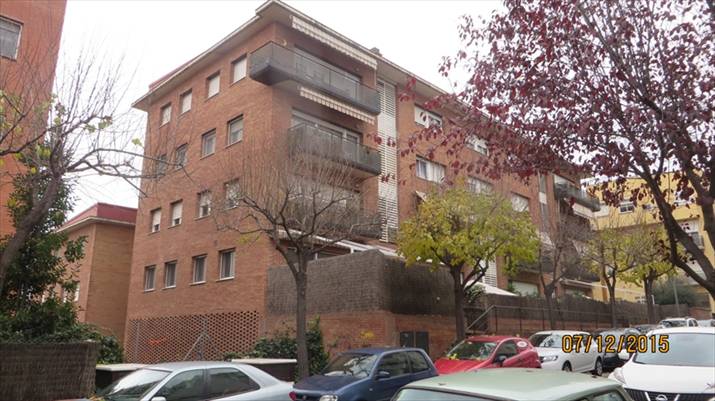 Tiene su acceso independiente a la indicada calle, a través del patio o jardín comunitario, mediante vestibulo y caja de escalera. Se distribuye en recibidor, estar-comedor, cocina, lavadero, distribuidor, tres dormitorios y dos baños. Tiene una supe