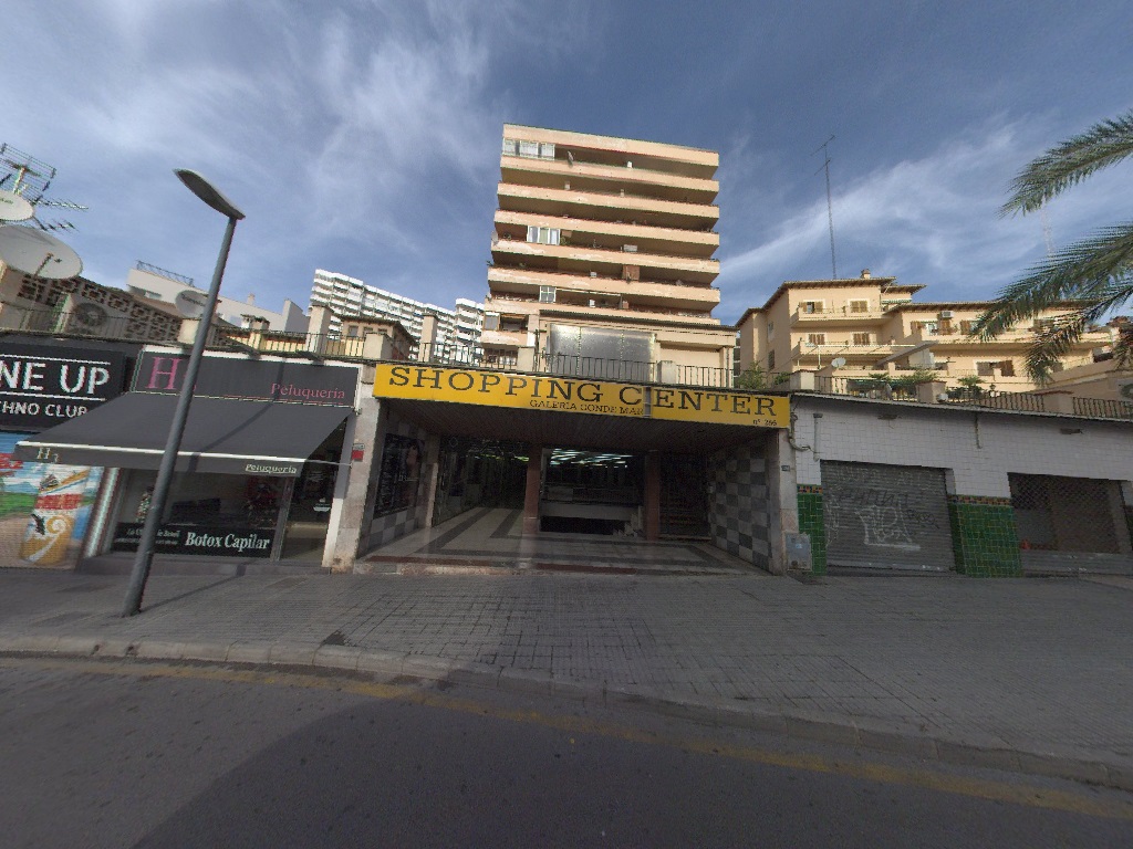 URBANA. NUMERO TRECE DE ORDEN: LOCAL COMERCIAL DE LA planta baja, de las Galerías Condemar, nº 13 del plano, hoy con acceso por la calle Joan Miró, número 286, de esta ciudad. Mide treinta y cinco metros y cuarenta decímetros cuadrados y mirando desd