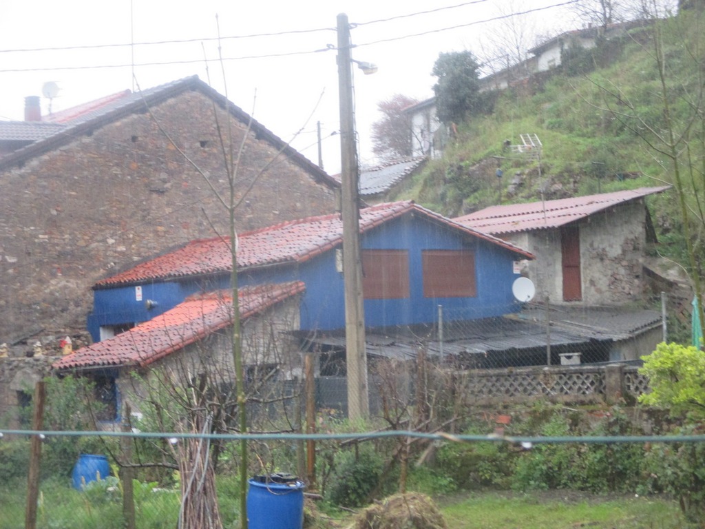 FINCA URBANA, 1988 señalada con el número 17, sita en la parroquia de Trubia, donde actualmente está señalada catastral con el número 52 del barrio Santa María, que se compone de planta baja y planta primera. La planta baja ocupa una superficie const